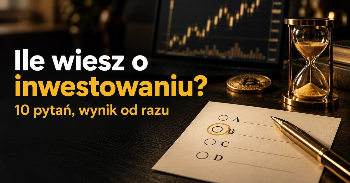 Kartka testu z zaznaczoną odpowiedzią B, złoty długopis, klepsydra i moneta Bitcoin na ciemnym biurku przed wykresem świecowym – Quiz wiedzy o inwestowaniu